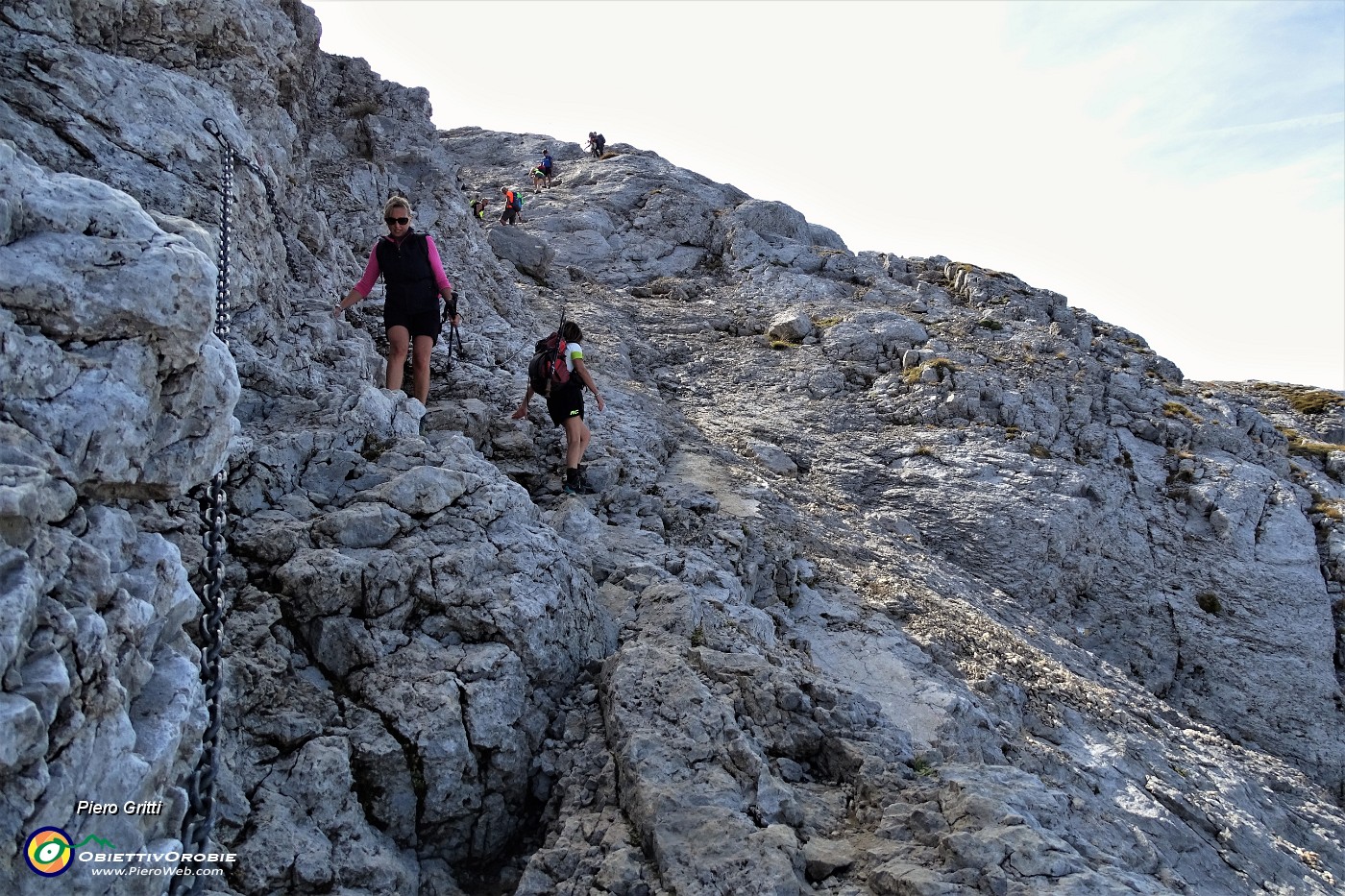 53 Impegnativo ripido strappo finale su fondo rocciosom attrezzato con catene.JPG